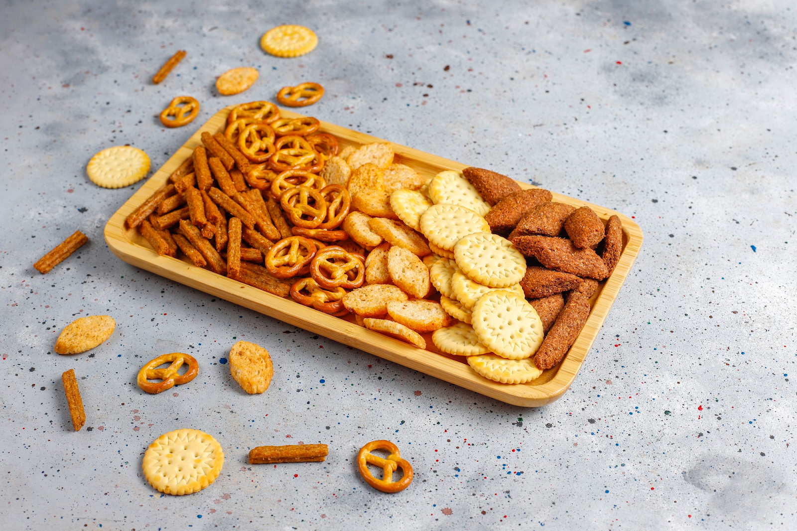 Ідеальна тарілка снеків: як поєднувати сухарики з іншими закусками